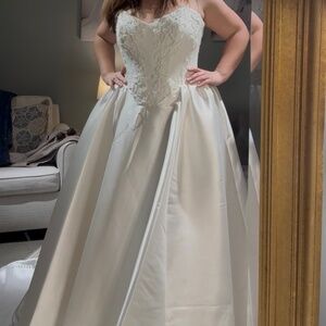 Brand New Unaltered Essense of Australia Wedding Dress (Never Worn!)